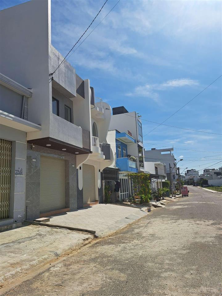 Nhà bán dt 75m2 3t đ 2 ôtô tránh nhau biển 700m  nguyễn chích vĩnh hoà  nha trang  chỉ 2tỷ950tr