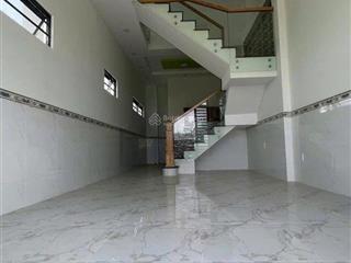 Bán nhà phố mặt tiền đường đt 824, sổ hồng riêng chỉ 2 tỷ 3 dọn vào ở ngay