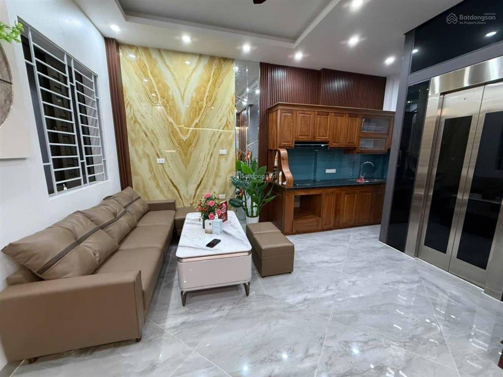 Bán nhà cổ nhuế, 33m2 chỉ 8.2 tỷ, dân xây, ngõ thông, 1 nhà ô tô tránh, thang máy, full nội thất