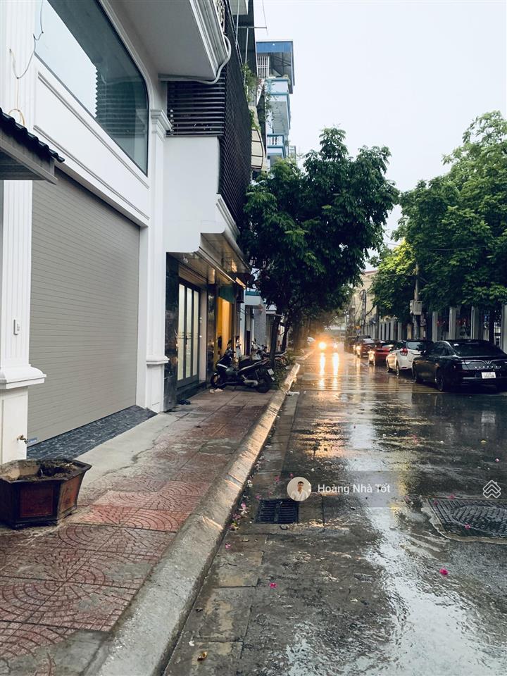 Chỉ với 3tỷ9 có ngay lô đất đẹp phố sài đồng giá đầu tư 20m oto tránh trung tâm phố gần aeon