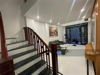 Căn này giúp bạn tiết kiệm 20p đi làm mỗi ngày vì ngay gần đường lớn. giang biên oto 7 chỗ đỗ cổng