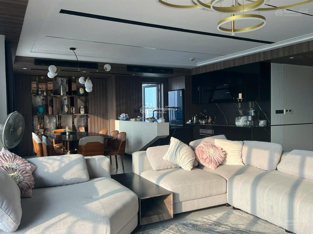 Chính chủ bán nhanh căn hộ 2pn dt 120m2 tại sky city tower full đồ đẹp, giá 8.5 tỉ 0392 040 ***