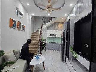 Bán nhà cực hiếm cầu giấy, 37 m2 x 5 tầng x 7.1 tỷ, đường to, thông thoáng, cách đúng 10 m ra ô tô