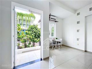 Căn hộ studio tách bếp  đầy đủ tiện nghi ban công lớn ngay trần não