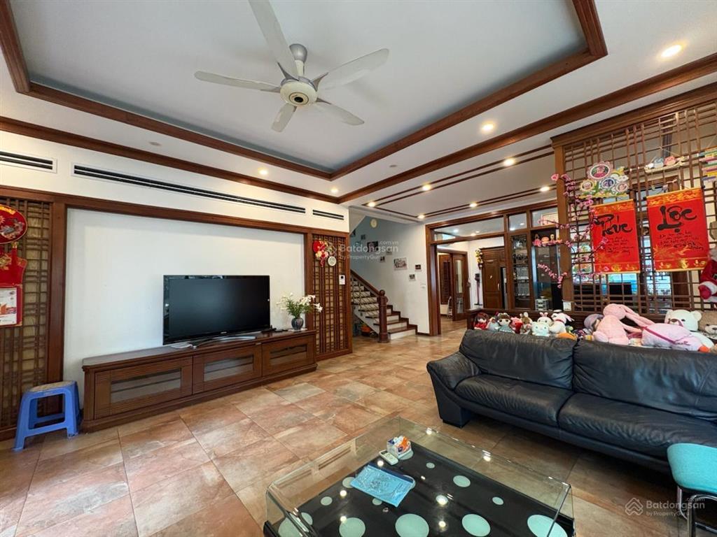 Bán biệt thự hoàng quốc việt  ô tô tránh  diện tích 180m2, mặt tiền 12.5m, 4 tầng  giá 30 tỷ