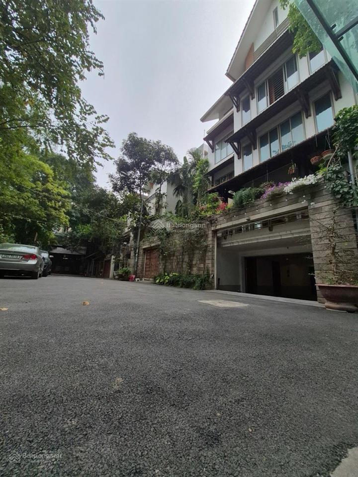 Bán biệt thự hoàng quốc việt  ô tô tránh  diện tích 180m2, mặt tiền 12.5m, 4 tầng  giá 30 tỷ