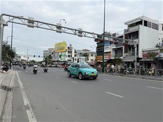 Chỉ 14tỷ  bán mặt tiền dương quảng hàm (4x14m) cn đủ. nhà mới 3 tầng có hầm đang kd nha khoa.