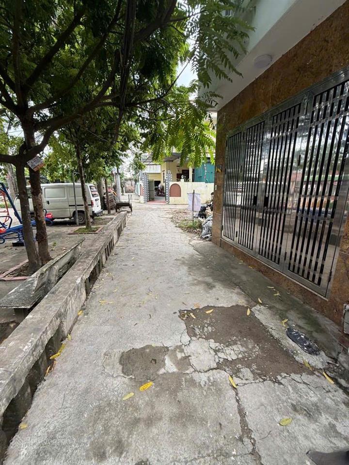 Chị trang cb ngân hàng gửi bán liên mạc mảnh đất vàng, ô tô ngủ trong nhà