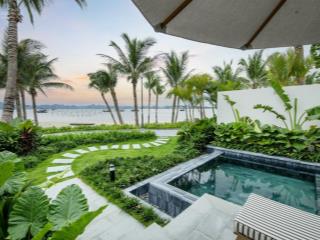 Bán biệt thự mặt biển có sổ ở lâu dài 350m2 sàn ở hạ long 100% view bờ biển riêng đã hoàn thiện