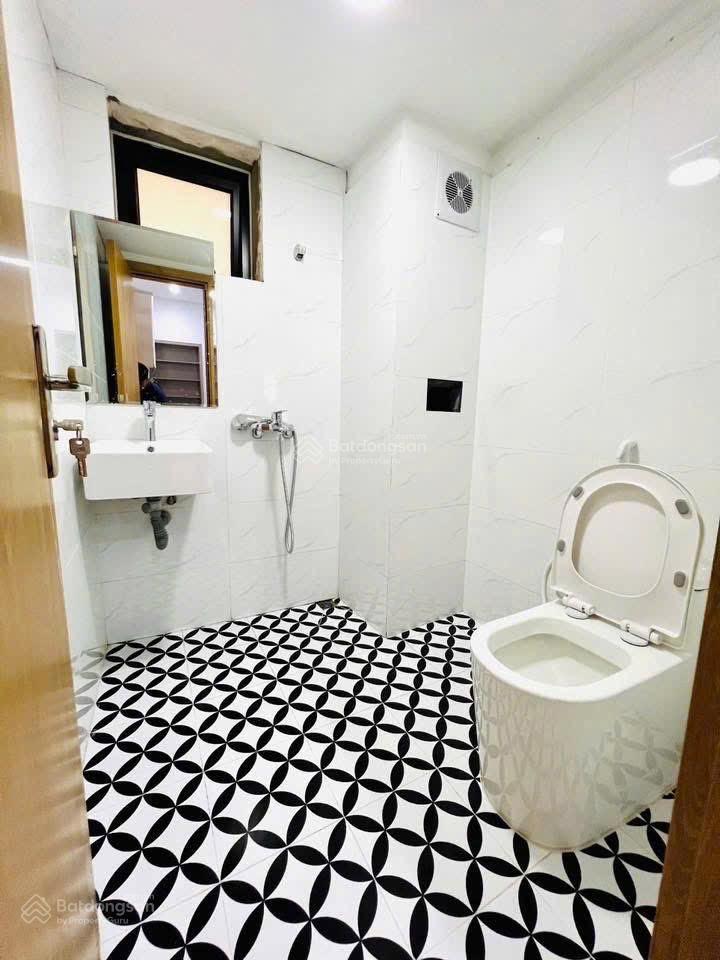 Hiếm  bán căn hộ tập thể nghĩa tân  tô hiệu  cầu giấy  thoáng sáng  ô tô đỗ chân cầu thang