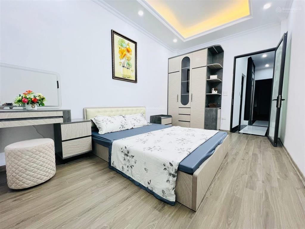 Bán nhà riêng phố cầu giấy, dân xây, ngõ rộng 3m, gần ô tô, cạnh hồ điều hoà, full nội thất.