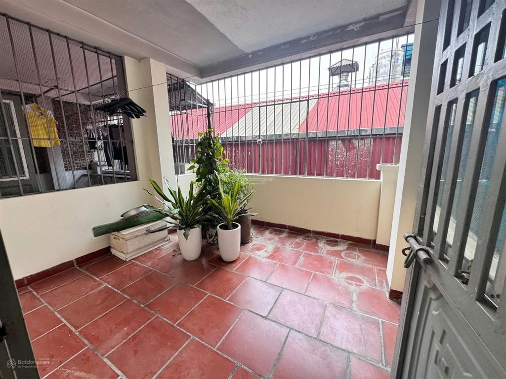 Bán nhà riêng phố cầu giấy, dân xây, ngõ rộng 3m, gần ô tô, cạnh hồ điều hoà, full nội thất.