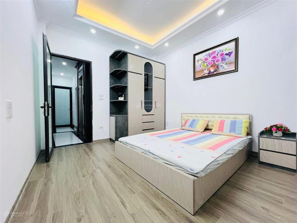 Bán nhà riêng phố cầu giấy, dân xây, ngõ rộng 3m, gần ô tô, cạnh hồ điều hoà, full nội thất.