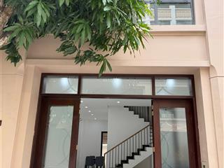 Bán nhà 10m ra đường cầu giấy dt 25m thực tế 30mx4tầng, mt 4m. nội thất đầy đủ, khách mua về ở ngay
