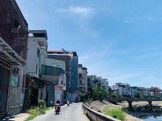 Cần tiền gấp bán nhà mặt đường bờ sông tựu liệt