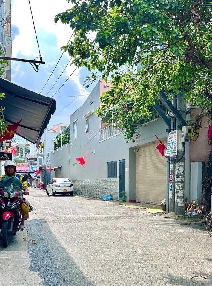 Nhà 3 tầng  4pn  28m2  ngay hàng xanh  hơn 4đ