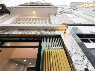 Nhà 3 tầng  4pn  28m2  ngay hàng xanh  hơn 4đ