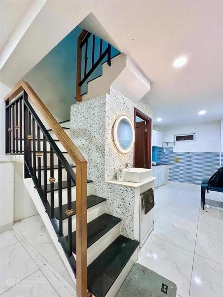 Nhà 3 tầng  4pn  28m2  ngay hàng xanh  hơn 4đ