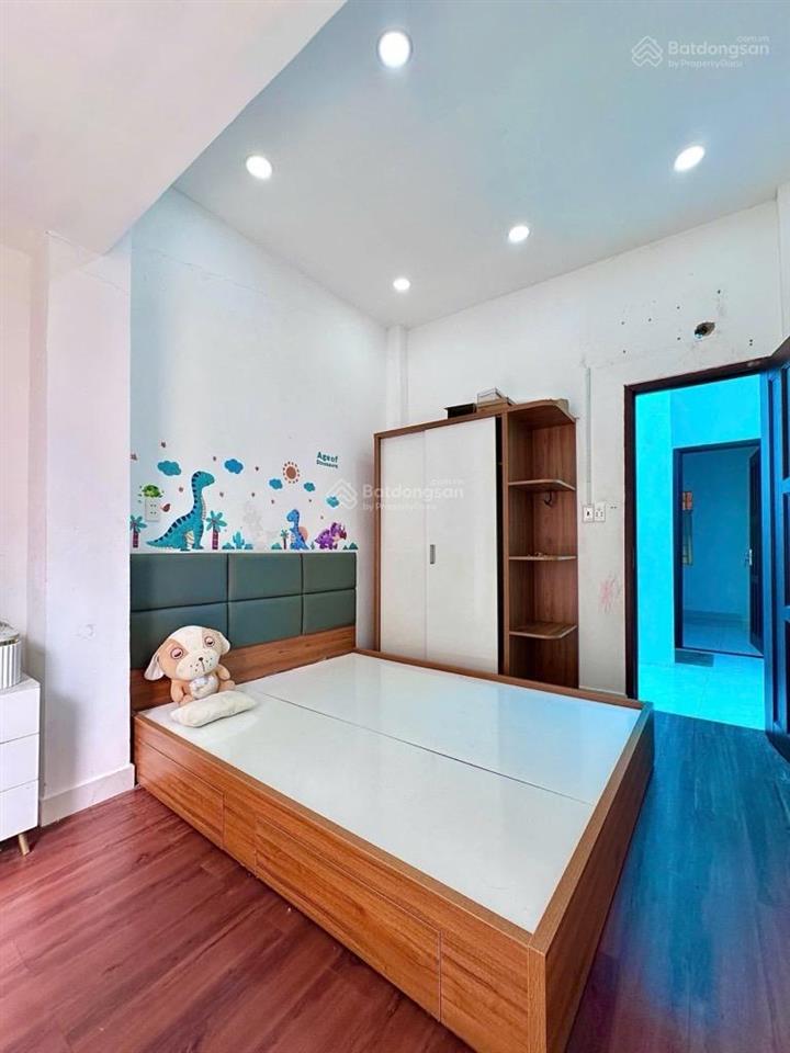 Nhà 3 tầng  4pn  28m2  ngay hàng xanh  hơn 4đ