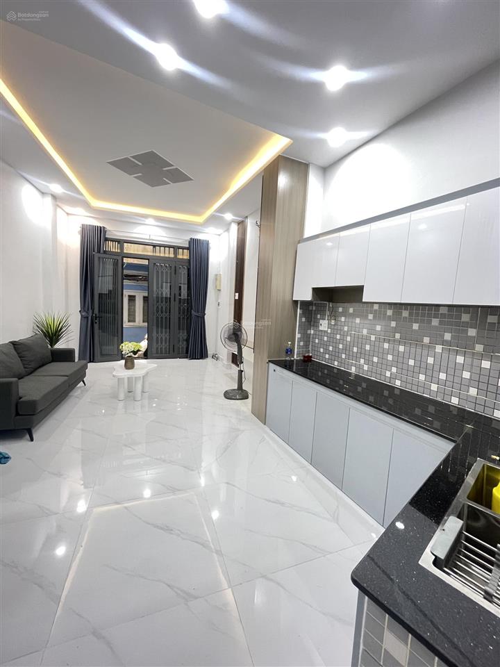 Hàng xóm q.1  nhà đẹp ở ngay 4pn  3 tầng  gần 6đ