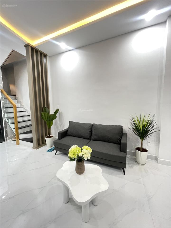 Hàng xóm q.1  nhà đẹp ở ngay 4pn  3 tầng  gần 6đ