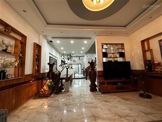 Bán gấp giảm sâu. mặt phố 19/5  140m2, 4 tầng, gara ô tô, full nội thất gỗ cao cấp, chỉ 11,6 tỷ