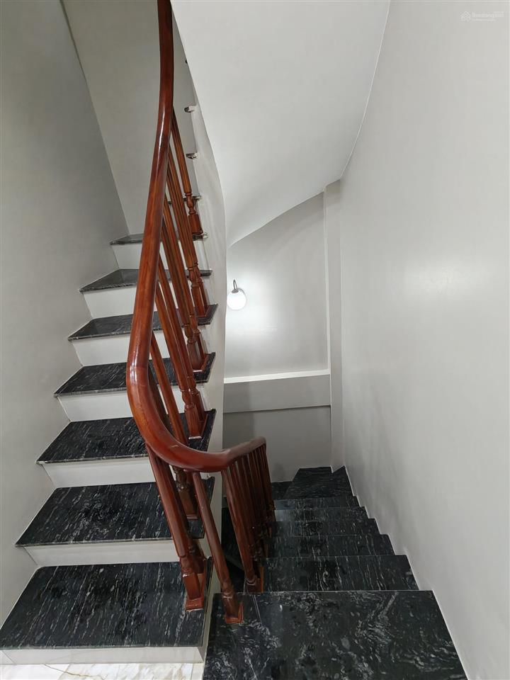 Chính chủ bán nhà ngõ 63 phố cổ linh  thạch bàn quận long biên. nhà lô góc ô tô cất trong nhà