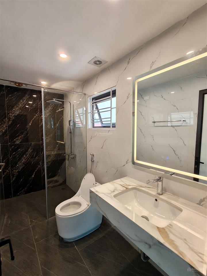 Chính chủ bán nhà ngõ 63 phố cổ linh  thạch bàn quận long biên. nhà lô góc ô tô cất trong nhà