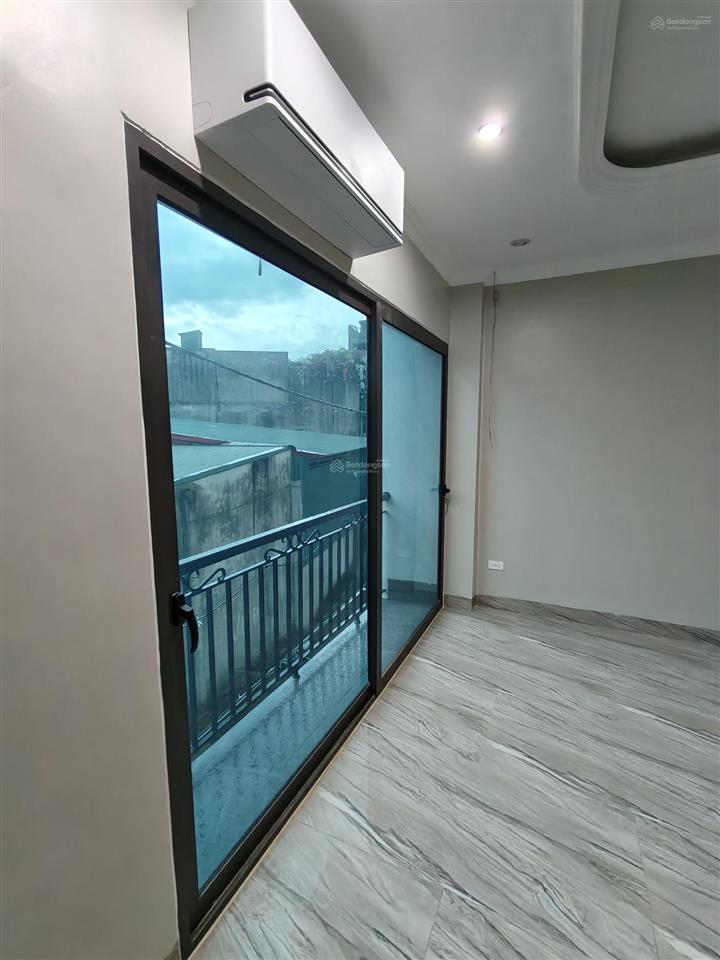 Chính chủ bán nhà ngõ 63 phố cổ linh  thạch bàn quận long biên. nhà lô góc ô tô cất trong nhà