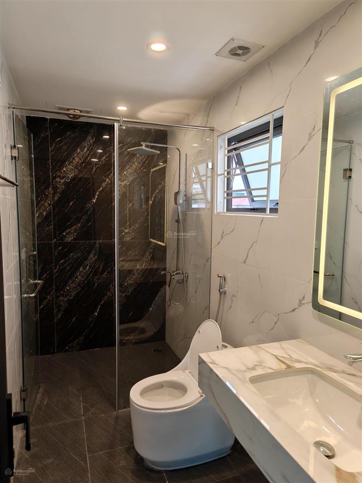 Chính chủ bán nhà ngõ 63 phố cổ linh  thạch bàn quận long biên. nhà lô góc ô tô cất trong nhà