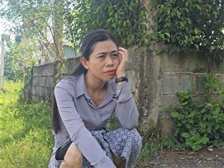 Thương người chị mang nặng mớ vàng tặng khách mua đất...