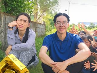Thị trường vàng biến động vì chị tôi mua quá nhiều vàng tặng khách mua đất