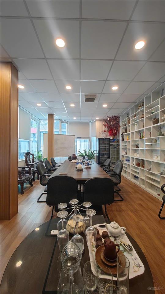 Nhà đẹp ở ngay 4x14m. góc 2mt, kc 5 tầng khu vực hoàng văn thụ  cộng hòa. 11.8 tỷ thương lượng