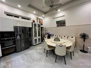 Khuôn đất lớn thích hợp xây dựng tòa nhà văn phòng hoặc làm biệt thự sân vườn giữa lòng sài gòn