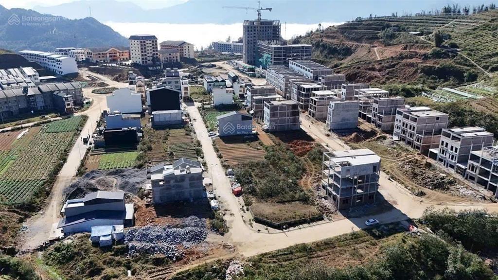 Chính chủ cắt lỗ căn liền kề 4 tầng ngay 5 tòa chung cư mới khu tây bắc sapa