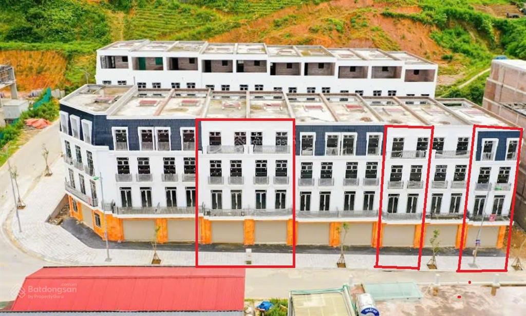 Chính chủ cắt lỗ căn liền kề 4 tầng ngay 5 tòa chung cư mới khu tây bắc sapa