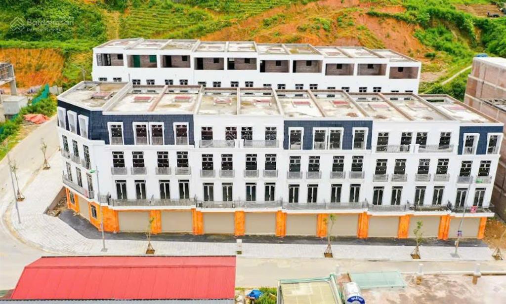 Chính chủ cắt lỗ căn liền kề 4 tầng ngay 5 tòa chung cư mới khu tây bắc sapa