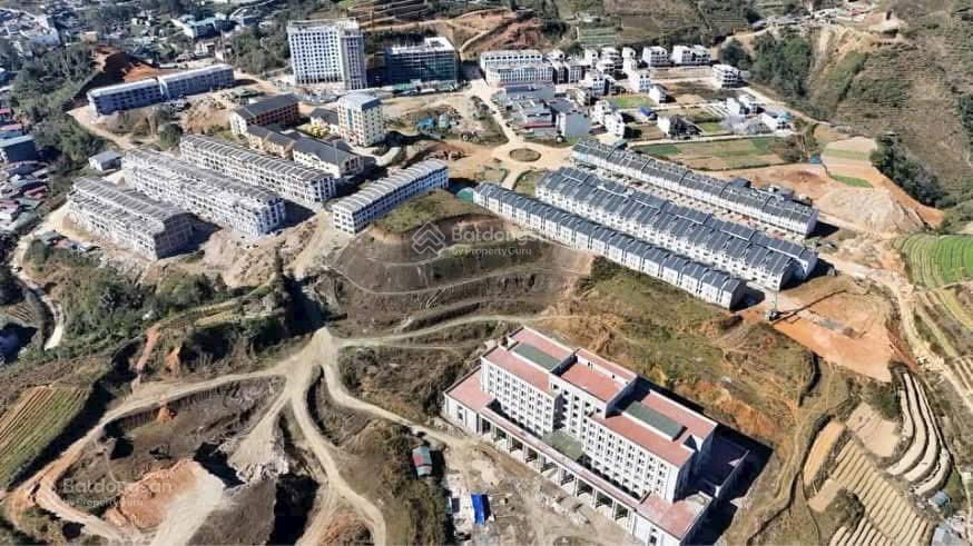 Chính chủ cắt lỗ căn liền kề 4 tầng ngay 5 tòa chung cư mới khu tây bắc sapa