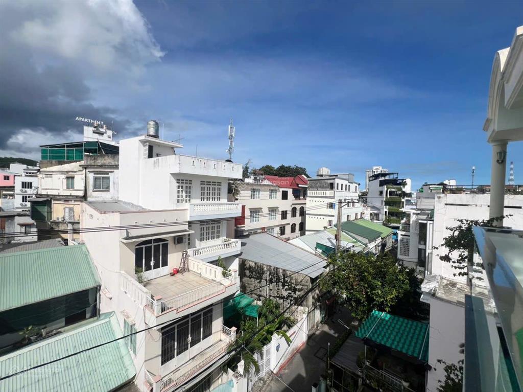 Bán nhà gần chợ đầm nha trang  ngang hơn 7m  có sân vườn để xe ô tô