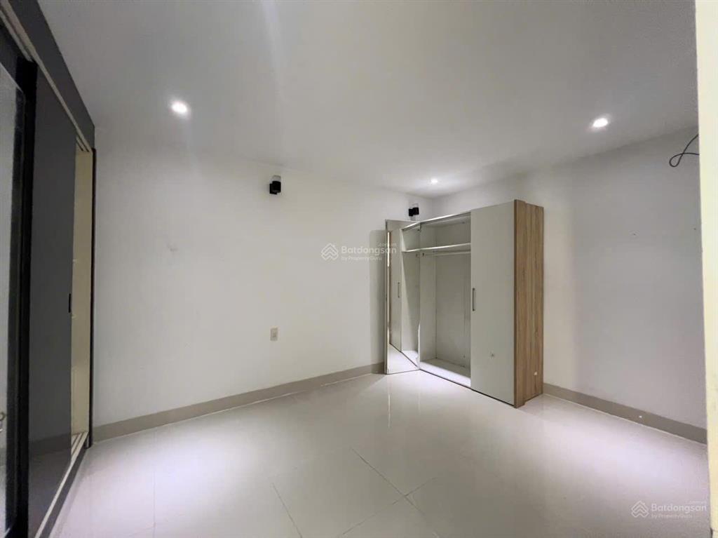 Bán nhà gần chợ đầm nha trang  ngang hơn 7m  có sân vườn để xe ô tô