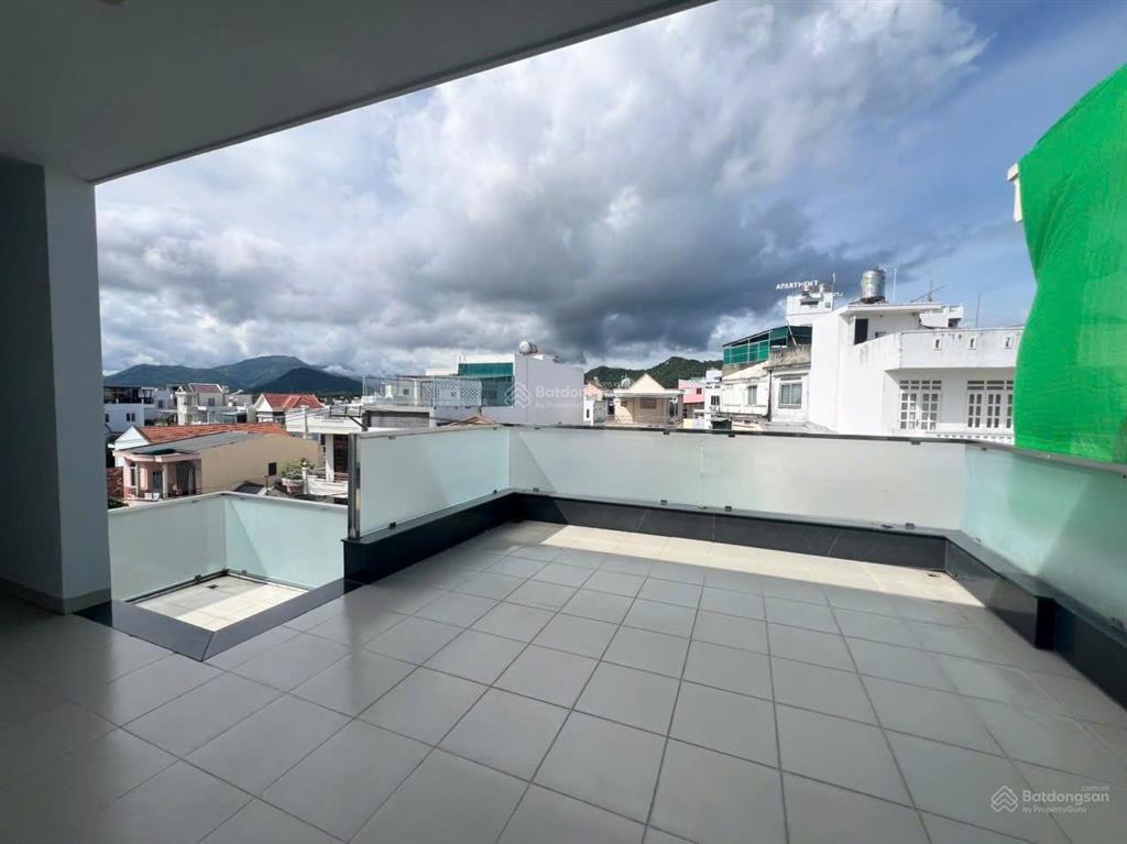 Bán nhà gần chợ đầm nha trang  ngang hơn 7m  có sân vườn để xe ô tô