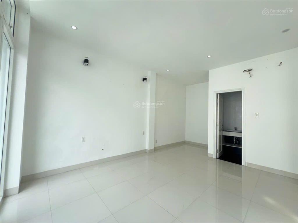 Bán nhà gần chợ đầm nha trang  ngang hơn 7m  có sân vườn để xe ô tô