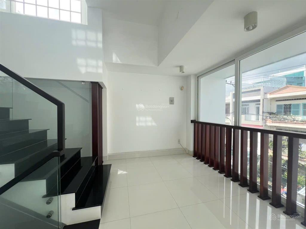 Bán nhà gần chợ đầm nha trang  ngang hơn 7m  có sân vườn để xe ô tô