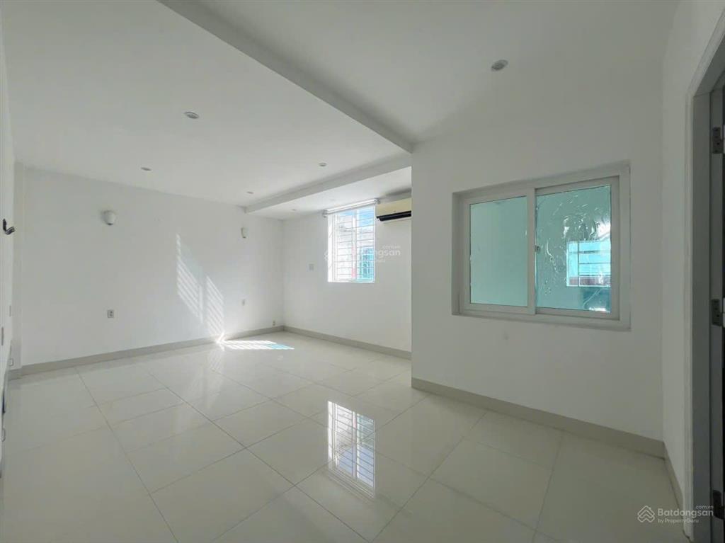 Bán nhà gần chợ đầm nha trang  ngang hơn 7m  có sân vườn để xe ô tô