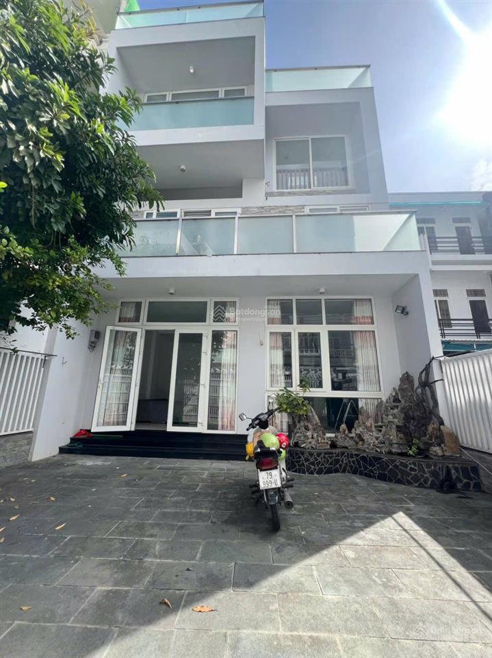 Bán nhà gần chợ đầm nha trang  ngang hơn 7m  có sân vườn để xe ô tô