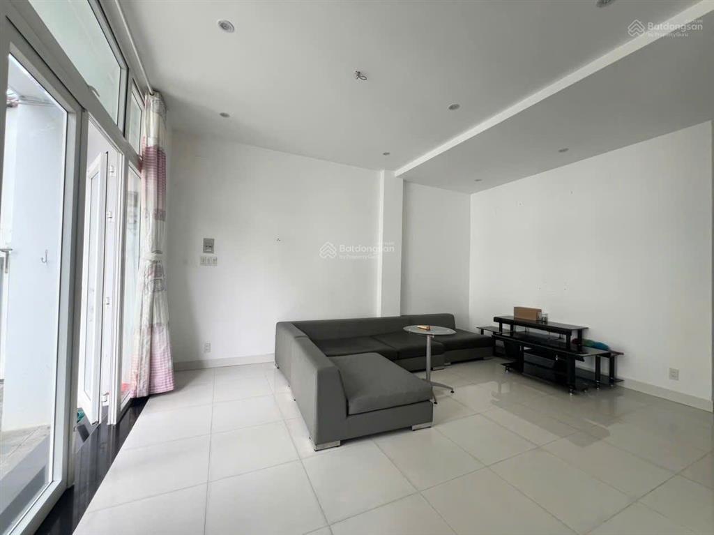 Bán nhà gần chợ đầm nha trang  ngang hơn 7m  có sân vườn để xe ô tô