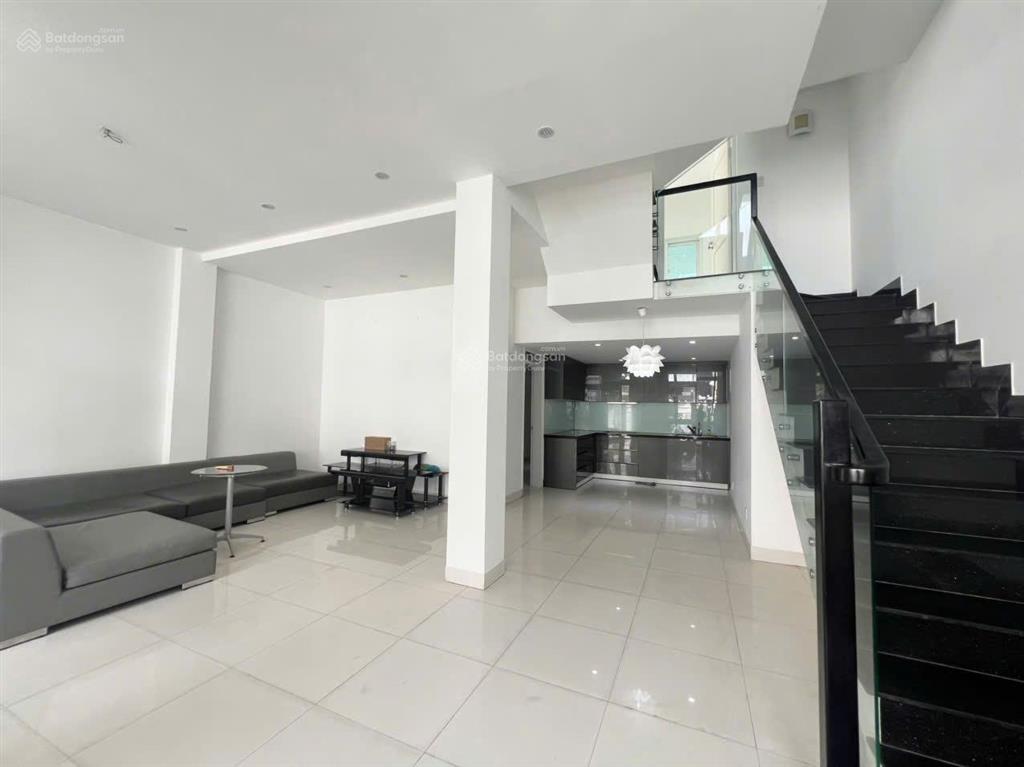 Bán nhà gần chợ đầm nha trang  ngang hơn 7m  có sân vườn để xe ô tô