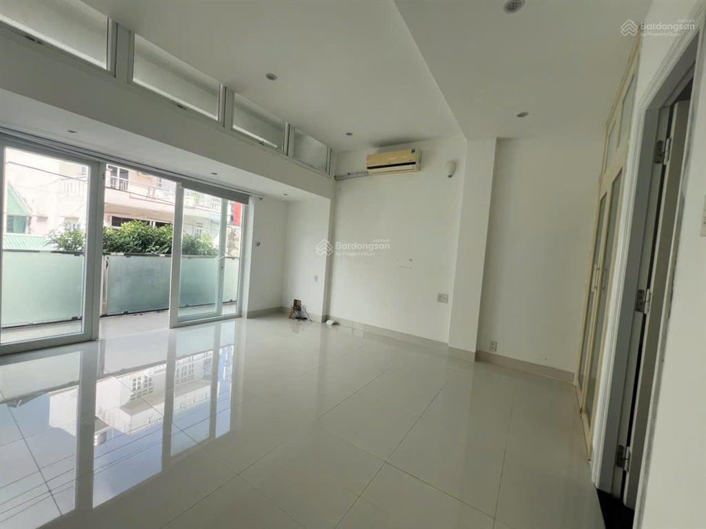 Bán nhà gần chợ đầm nha trang  ngang hơn 7m  có sân vườn để xe ô tô