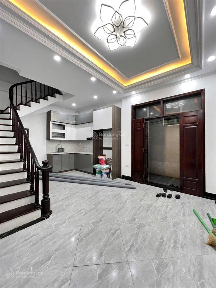 Nhà hoàng liệt dt 30m2 5 tầng 5,9 tỷ. ô tô đỗ