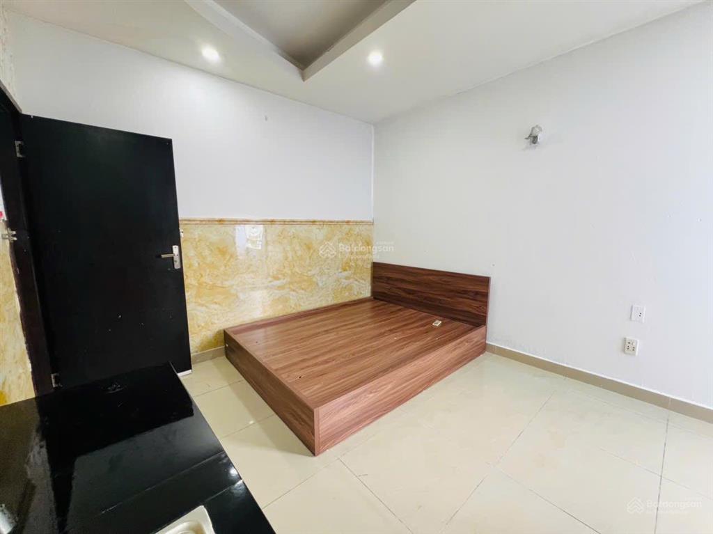 Cho thuê studio full nội thất, cửa sổ trời